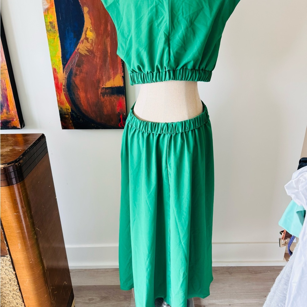Mock neck cut out pleated maxi dress, size large - Picture 3 of 6